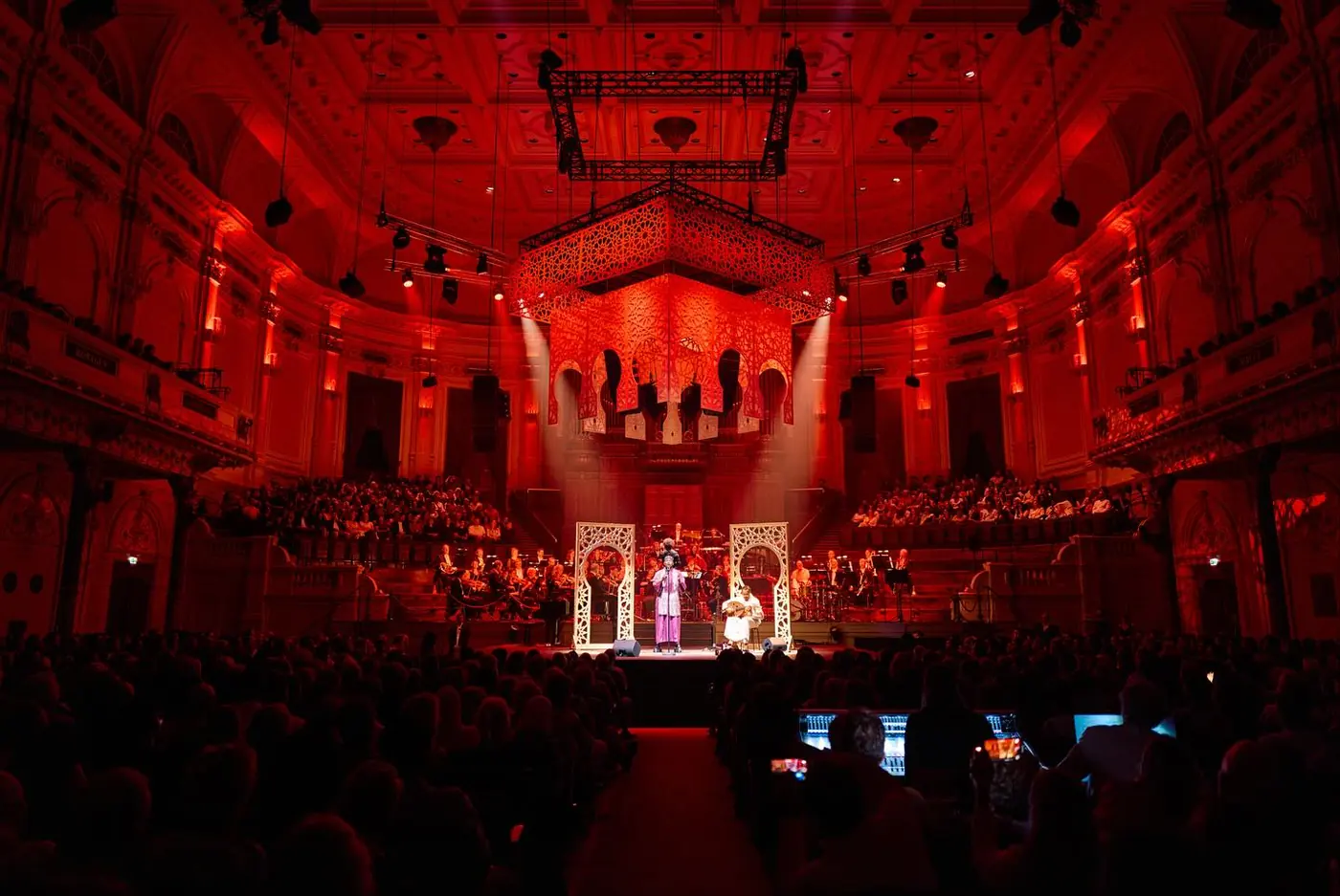 Optreden in een grote concertzaal met rood licht